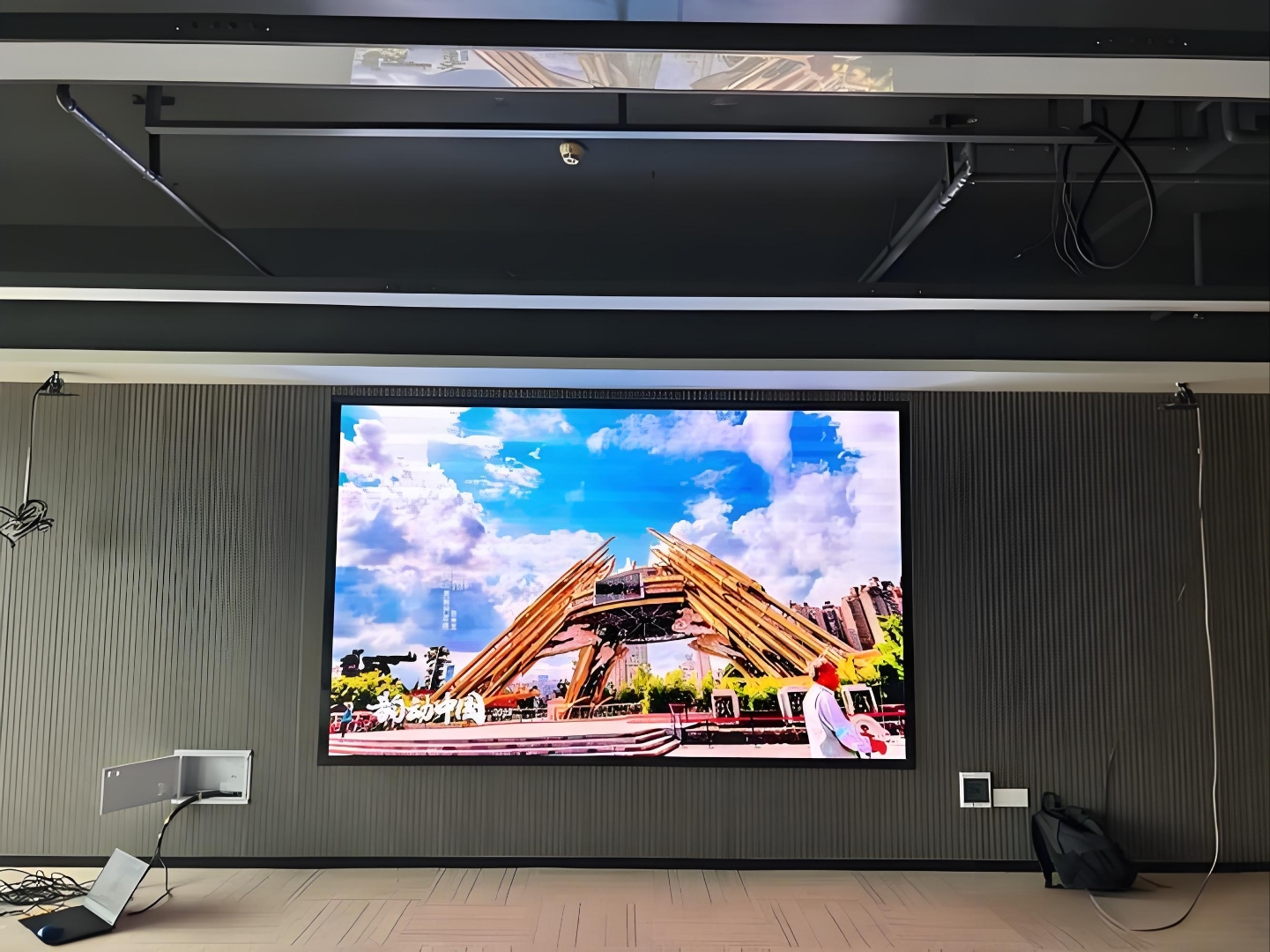 高刷新率消除动态画面拖影，四川小间距LED显示屏搭载3840Hz芯片引领视觉革新